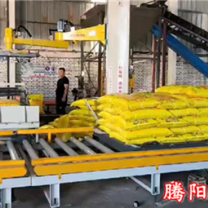 有機肥料立柱碼垛機器人使用現(xiàn)場