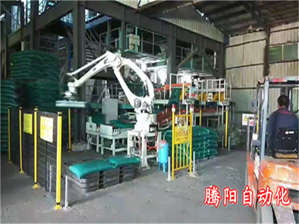 一個(gè)壹萬(wàn)招不到搬運(yùn)工老板用飼料碼垛機(jī)器人代替人工
