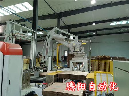 紙箱聯(lián)動生產(chǎn)線使用紙板碼垛機器人碼垛