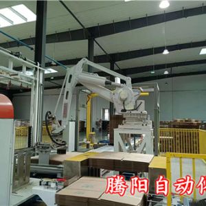 紙箱聯(lián)動生產(chǎn)線使用紙板碼垛機器人碼垛