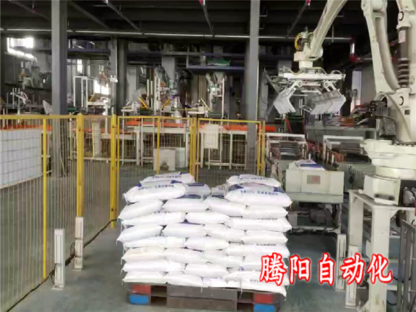 一臺(tái)飼料碼垛機(jī)器人負(fù)責(zé)多條生產(chǎn)線碼垛