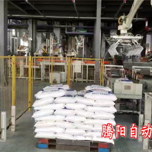 一臺(tái)飼料碼垛機(jī)器人負(fù)責(zé)多條生產(chǎn)線碼垛