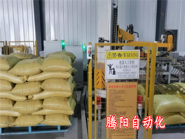 玉米壓片飼料立柱碼垛機占地小中小型企業(yè)實現(xiàn)自動化碼垛