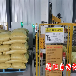 玉米壓片飼料立柱碼垛機占地小中小型企業(yè)實現(xiàn)自動化碼垛