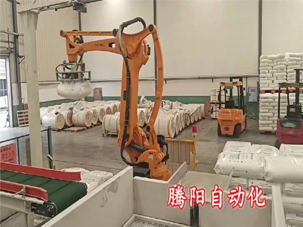 注塑原料拆包投料機(jī)器人一臺(tái)機(jī)器代替三四個(gè)人工